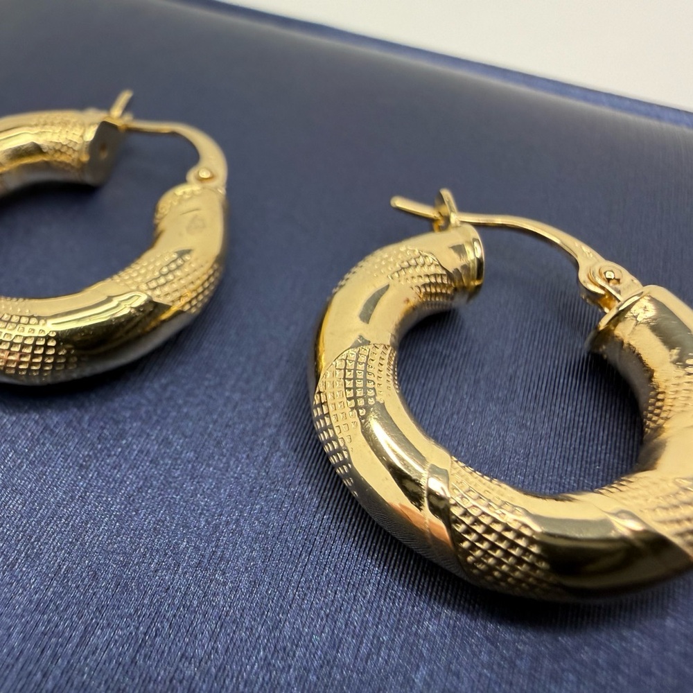 18K Genuine YG Gold Textured Hoop Earrings 18mm (Preowned) - Picture 8 of 17